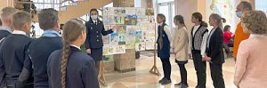 Автоинспекторы Севастополя участвовали в открытии выставки рисунков «Соблюдаем ПДД» в одной из школ города