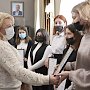 Руководители Ялты вручили школьникам сертификаты на получение стипендии