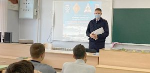 Автоинспекторы Севастополя проводят со старшеклассниками из отдаленных районов города беседы о дорожной безопасности