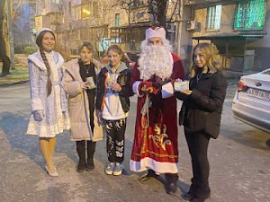 В Севастополе Полицейский Дед Мороз проводит беседы по ПДД с детьми и их родителями во дворах многоквартирных домов