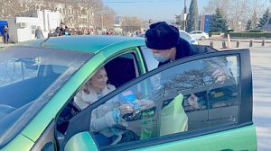 Автоинспекторы Севастополя напоминают водителям о соблюдении ПДД, вручая образовательные пособия
