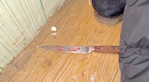 Ялтинский сотрудник полиции задержал напавшего на его соседа рецидивиста с ножом