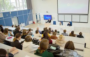 Севастопольские полицейские вместе с представителем Общественного совета при УМВД Ольгой Ярмак участвовали в заседании студенческого дискуссионного клуба