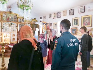 Спасатели МЧС России обеспечивают пожарную безопасность в храмах и церквях полуострова