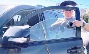 Сотрудники ГИБДД установили водителя, не выполнившего законное требование полицейского о снятии ненормативной тонировки