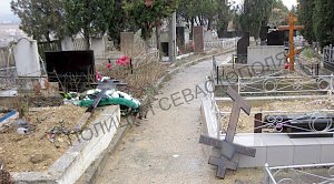 Полиция нашла вандалов, разбивших могилы на кладбище в Севастополе