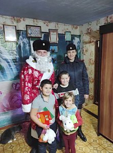 В Раздольненском районе Полицейский Дед Мороз поздравил детей с новогодними праздниками