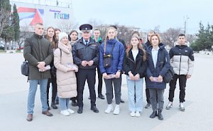 В Севастополе участковые уполномоченные полиции вместе со «Студенческим десантом» провели профилактику дистанционного мошенничества между жителей города