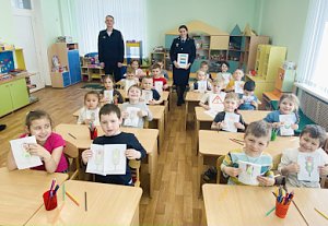 Сотрудники Госавтоинспекции Севастополя провели игротренинг по Правилам дорожного движения для воспитанников детского сада