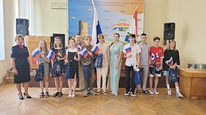 В Севастополе полицейские вручили первые паспорта юным жителям Нахимовского и Балаклавского районов