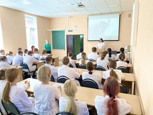 В Севастополе автоинспекторы провели профилактическую лекцию на тему дорожной безопасности для студентов