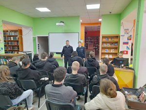 В Севастополе сотрудники полицейского наркоконтроля провели профилактическую беседу со студентами колледжа