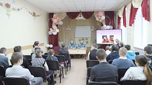 Севастопольские полицейские организовали круглый стол в формате «вопрос-ответ» на тему детской безопасности для учащихся школы-интерната № 1