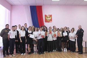 Сотрудники УНК УМВД России по г. Севастополю организовали викторину между подростков