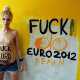 В Киеве воры попытались похитить Кубок Евро-2012, а затем его разбила активистка движения FEMEN