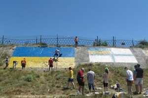 ФОТОФАКТ : Севастопольцы за свой счёт обновили Госфлаг Украины на Карантинной стене ко Дню города