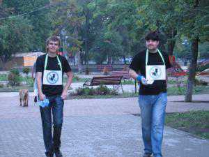В Столице Крыма молодые активисты в пять утра собирали собачьи экскременты
