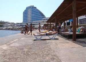 Новый бизнес на пляже «Хрустальном» в Севастополе: деревянные лежаки заменили на пластмассовые и теперь берут за них плату