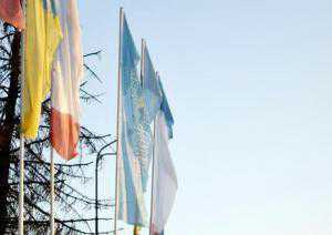 Мэр Симферополя Агеев в упор не замечает флаги Партии регионов на площади Ленина