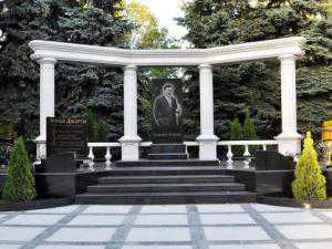 Могила экс-премьера Крыма Василия Джарты в Макеевке напоминает мемориальный комплекс