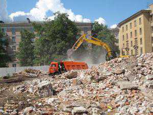 В Евпатории застройщик три года заваливал город строительным мусором