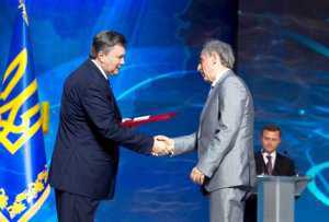 Виктор Янукович присвоил звание Героя Украины Александру Баталину
