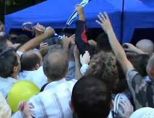 В Мариуполе электорат Партии регионов устроил массовую давку за бесплатными зонтами