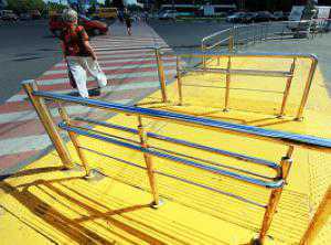 В Симферополе намерены организовать специальные пешеходные переходы для инвалидов