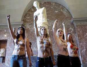 Активистки FEMEN разделись в Лувре возле статуи Венеры Милосской