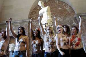 Активистки FEMEN разделись в Лувре возле статуи Венеры Милосской