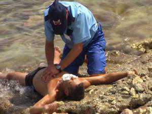 В Феодосии утонул пьяный пенсионер, прыгнувший с волнореза