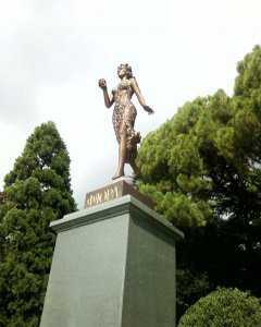 В ботаническом саду появился памятник богине