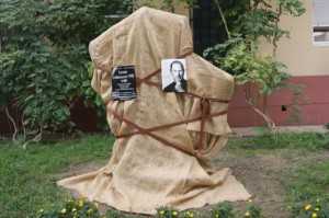 В годовщину смерти Стива Джобса в Одессе открыли памятную скульптуры
