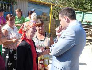 На встрече Котляревского с жителями Рунного прояснилось имя организатора провокации со скупкой голосов от его имени