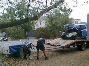 В Евпатории при ударе о дерево автомобиль разорвало пополам