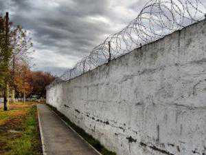 Работники крымских колоний и СИЗО передают заключенным наркотики и эксплуатируют их труд