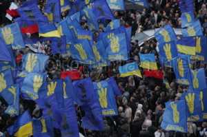 В Киеве коммунисты “повесили” Шухевича и Бандеру, а “свободовцы” сожгли флаги ПР и КПУ