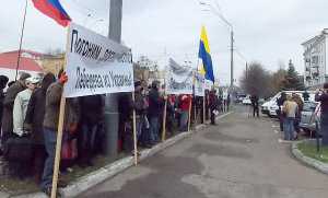Посольство РФ в Киеве пикетировали против финансирования российским олигархом Лебедевым партии «Свобода»