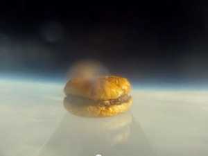 Студенты запустили в космос гамбургер