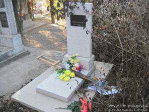 В Крыму пенсионерка разгромила могилу на кладбище, требуя освободить место для себя