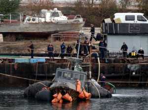 В Севастополе подняли затонувший катер ВМС Украины