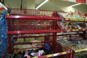 Керчане готовятся к концу света: в магазинах скупают свечи и соль