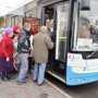 Пожилых симферопольцев покатали на экскурсионном троллейбусе
