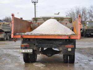 Для крымских дорог заготовили техническую соль и противогололедные смеси