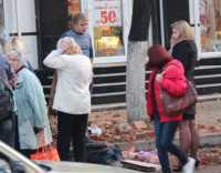В Столице Крыма на женщину с высоты третьего этажа рухнула фасадная плитка