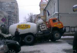 В центре Киева бетономешалка провалилась под землю