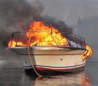 В Евпатории из-за пожара на берегу загорелась яхта