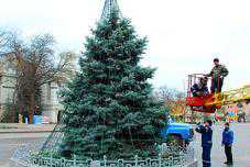 В Евпатории наряжают городскую елку