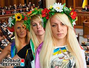 Ажиотаж в Раде: На входе – голые Femen, внутри – депутаты-новички