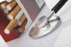 В Симферополе врачи игнорируют запрет курения, – онколог
